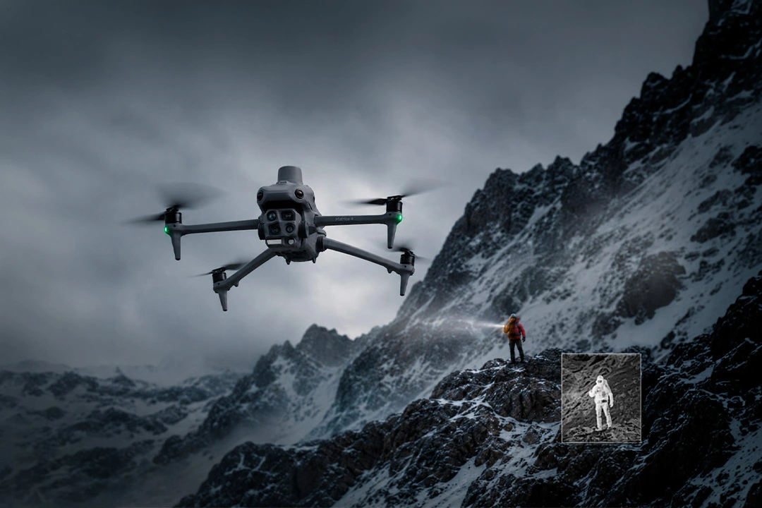 Drone con cámara térmica en operación de búsqueda y rescate en montaña