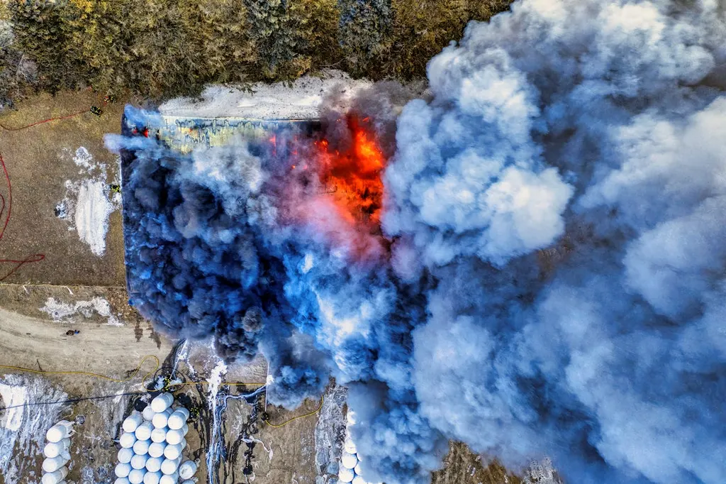 Vista aérea de incendio capturada con drone de emergencia