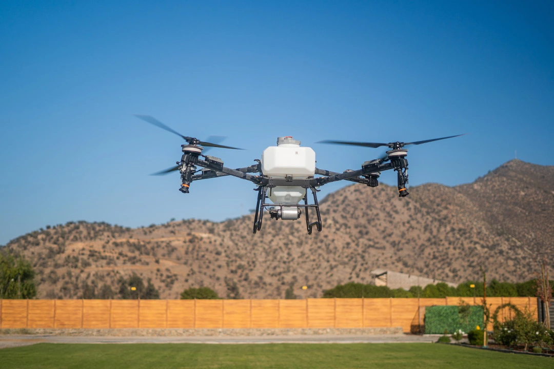 Drone fumigador profesional aplicando fitosanitarios sobre cultivos en Chile