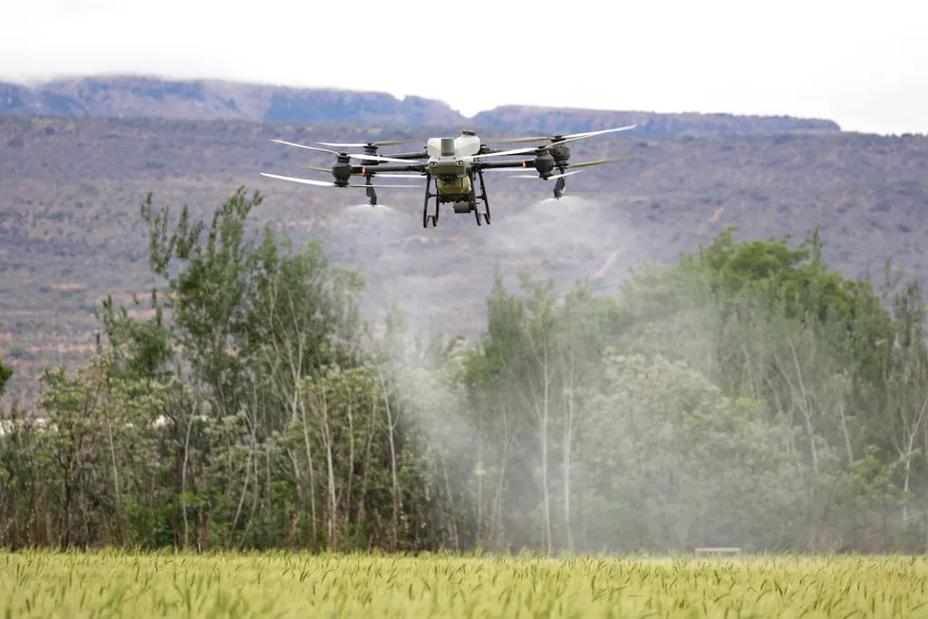 Drone fumigador profesional aplicando fitosanitarios sobre cultivos en Chile