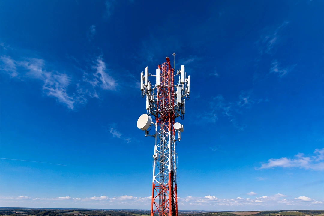 Torre de telecomunicaciones inspeccionada con drone profesional en Chile