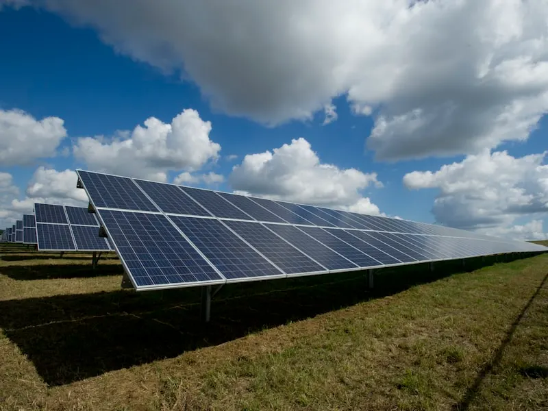 Inspección termográfica con drone sobre planta solar fotovoltaica